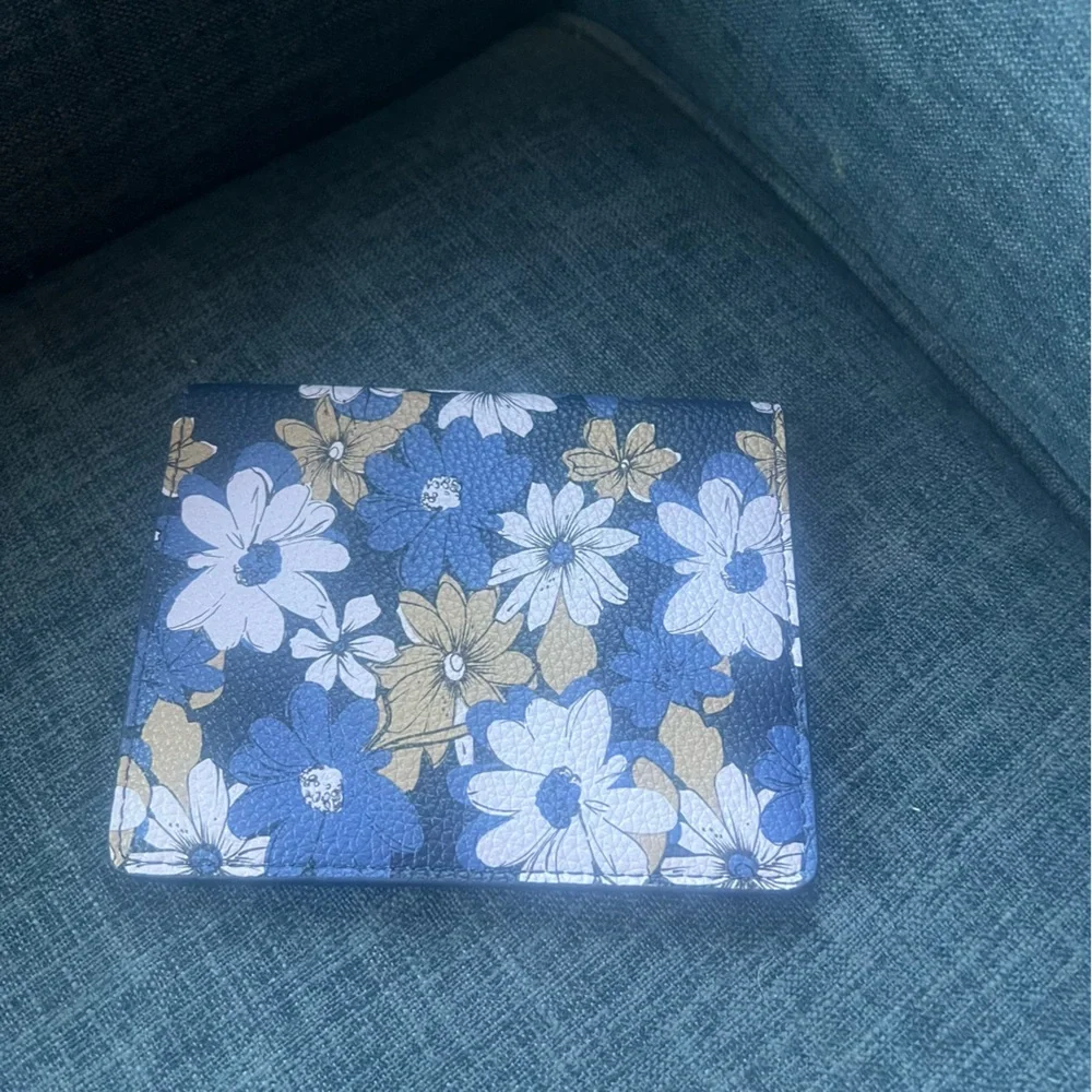 NWT Vera Bradley faux leather Print Passport Holder.  Trellis Floral blue